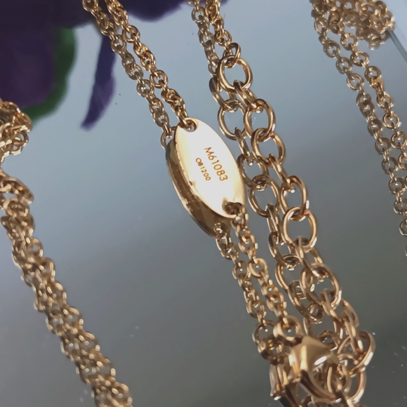 Louis Vuitton ✨️ Essentials V Necklace Gold - Picture 13 of 17